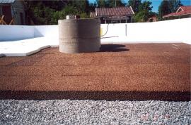 Lämmin pohjaeristys:
Maata vasten 10cm fuktisol, 7 cm Styrox R75, Sepeli 6 - 12 mm.